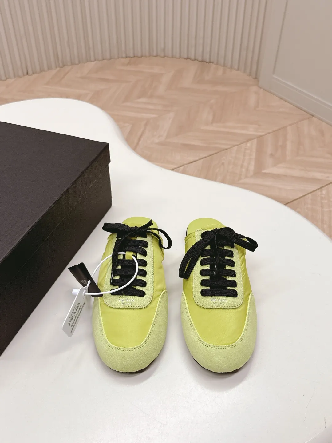 👟👟Ex-factory price 480👟👟 New color half-flop Prada Collapse recycled nylon and suede leather stretch half-flop 2025 spring and summer latest catwalk model Forrest Gump slippers Fashion item thin casual slippers This extremely lightweight sports shoe is made of recycled nylon and suede leather to create a three-dimensional shoe shape. The mixed materials highlight Prada's sports style and exquisite craftsmanship soul. The flat bottom design and elastic side cuffs make it easy to put on and take off with ease. The upper is decorated with a screen-printed logo ● Thin rubber sole · Removable leather insole upper, a casual shoe that is light, easy to wear and practical, with an original molded rubber outsole! Encounter a variety of colors combined with Forrest Gump shapes and iconic details such as Prada regenerated nylon to interpret a new style. Size: Women’s size. 35～39# 40.41